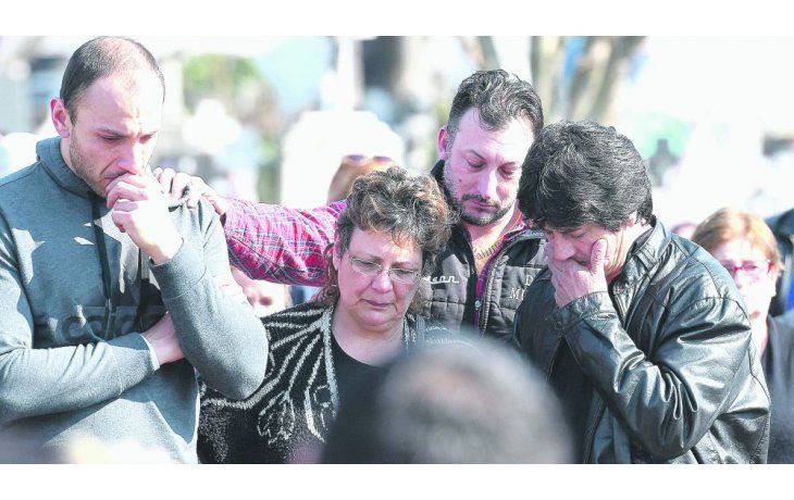 Último adiós. Silvia Pérez y Adrián Benítez, los padres de Anahí, acompañados por familiares, despidieron en el cementerio los restos de la joven.