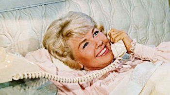 Doris Day. La imagen que la consagró en la película Problemas de alcoba (Pillow talk), que realizó en 1959 junto a Rock Hudson. Después de una larga y exitosa carrera, había decidido retirarse a los 50 años.