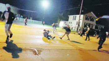 CAOS. Las calles de Kenosha, estado de Wisconsin, se llenaron de manifestantes antirracistas en las últimas noches y de autodenominadas milicias que se arrogan el derecho de proteger la propiedad. La noche del martes sumó dos muertos.