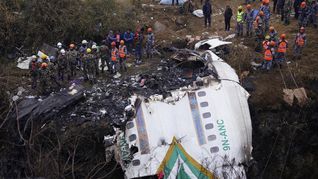 En el bimotor viajaban 72 personas, entre ellas dos bebés, cuatro tripulantes y 15 extranjeros. No hubo supervivientes.