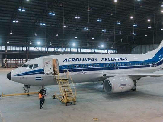 Un avión de Aerolíneas Argentinas fue pintado con el diseño y la pintura de los ochentas.