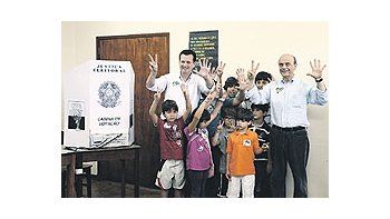 El reelectoalcalde de SanPablo, GilbertoKassab (izquierda),posajunto a supadrino político,el gobernadorestadual JoséSerra, trasemitir su voto.El triunfoopositor en laprincipal ciudadde Brasilcambia el mapapolítico convistas a laspresidencialesde 2010.