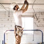 Este trabajo no consiste sólo en cambiar muebles, sino en renovar la construcción. Este trabajo no consiste sólo en cambiar muebles, sino en renovar la construcción.