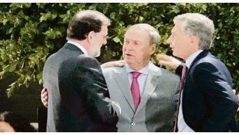 Gesto. El gobernador Juan Schiaretti saludó ayer al presidente del Gobierno de España, Mariano Rajoy, durante el almuerzo que el presidente Mauricio Macri ofreció en honor de su par español. El mandatario cordobés le agradeció a Rajoy el financiamiento de ese país, por 228 millones de euros, para obras de escuelas, y aprovechó para ultimar detalles sobre el Congreso de la Lengua que se realizará en Córdoba en marzo de 2019.