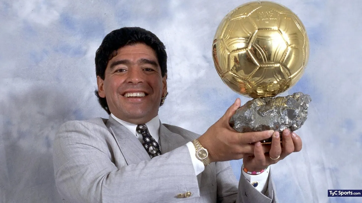 El Balón de Oro honorífico que recibió Maradona en 1995 El Balón de Oro honorífico que recibió Maradona en 1995