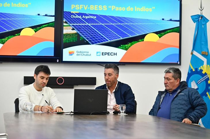 A fines de abril, Ignacio Torres firmó el convenio para la creación del parque fotovoltaico en Paso de Indios. A fines de abril, Ignacio Torres firmó el convenio para la creación del parque fotovoltaico en Paso de Indios.