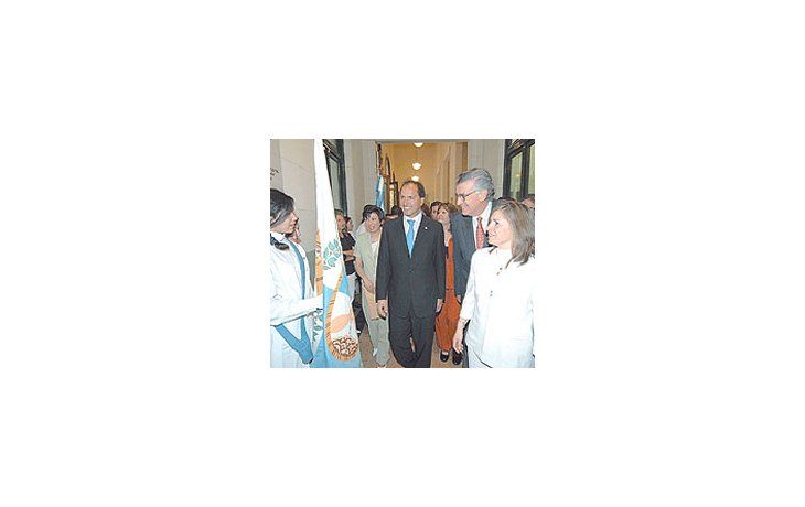 ámbito.com | José Luis Gioja, ayer, en San Juan, junto con Daniel Scioli. El gobernador se sumó a la nómina de mandatarios que empujan la reelección de Néstor Kirchner.