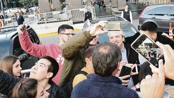 Selfies. Cuando todavía era candidato a presidente, Alberto Fernández salió a almorzar cerca de su casa y posó para la foto.