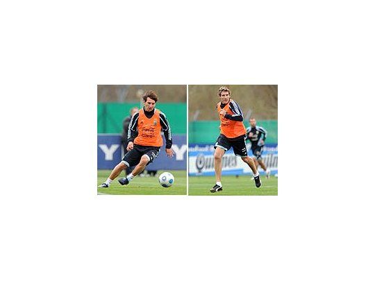 Probando. Diego Maradona paró dos equipos bien mezclados.