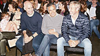 Debajo del agua. Horacio Rodríguez Larreta, Alfredo Cornejo y Rogelio Frigerio acompañaron ayer a Martín Lousteau en la Feria del Libro en su nuevo lanzamiento editorial. Cambiemos intenta reciclarse ante el avance de Cristina.