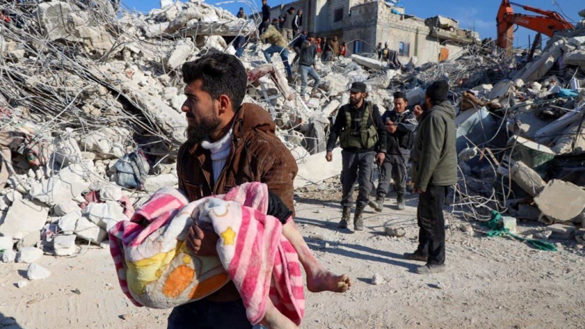 Despite the tragedy, new rescues of people are reported from the rubble