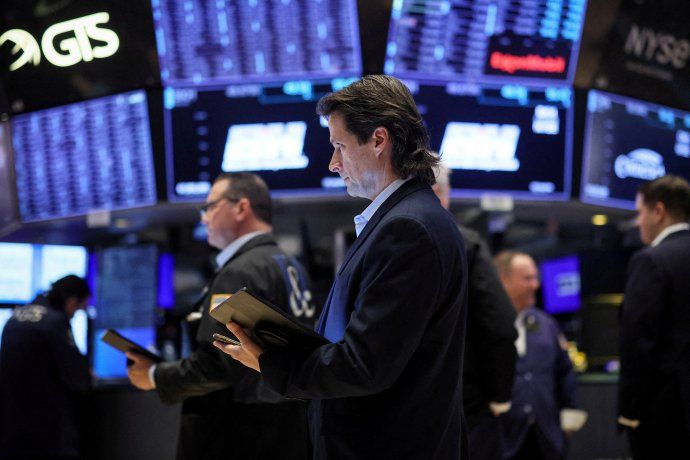 Global Stock Markets Hit 2-Year Highs, Awaiting Key Us Data