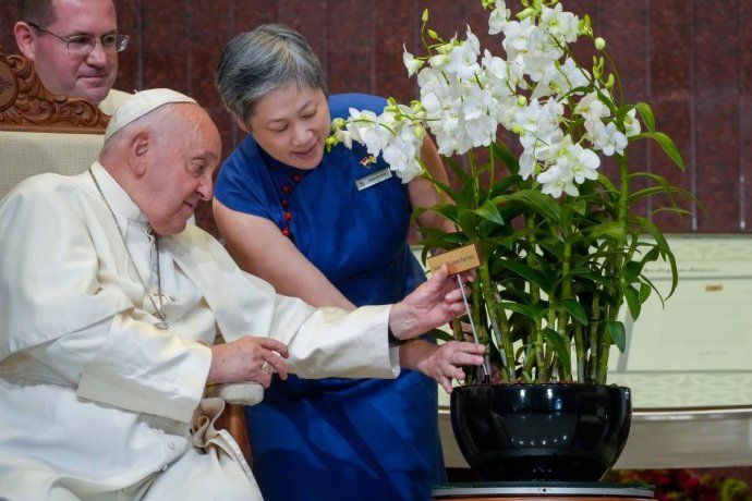 Las autoridades de Singapur le regalaron una orquídea a su nombre, la flor emblema del país.