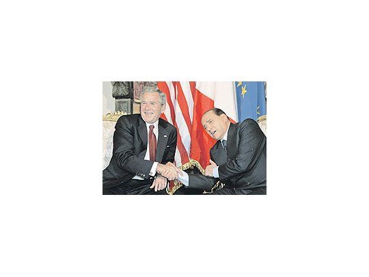 En Roma, donde se reunió ayer con Silvio Berlusconi, George W. Bush criticó la decisión, pero aseguró su acatamiento.