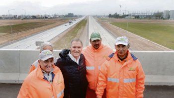 sin pausa. El gobernador Schiaretti encabezó ayer la inauguración del puente y distribuidor Usina Bazán, en el sur de la capital provincial.