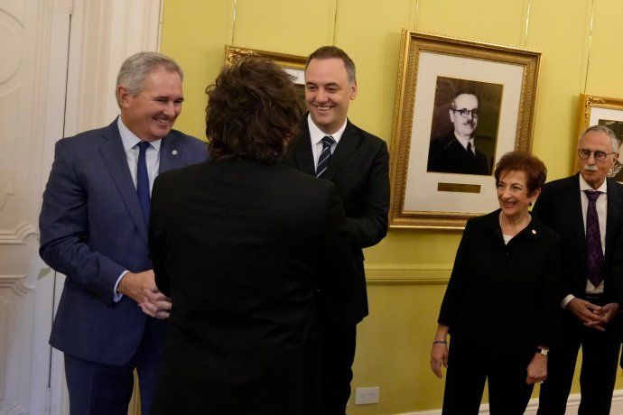 Javier Milei se mostró con Manuel Adorni antes de viajar a Estados Unidos. 