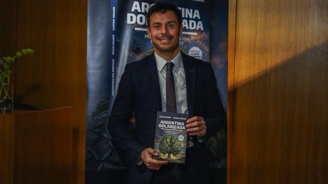 Alfredo Romano en la presentación del libro “Argentina Dolarizada. Perspectivas para una nueva economía” (Galerna).