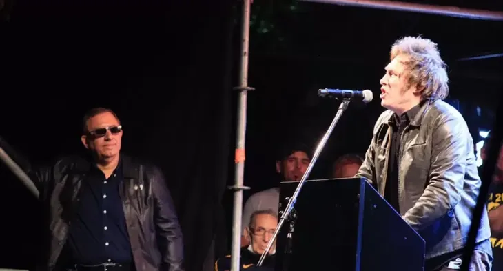 Carlos Maslatón mira con admiración a Javier Milei durante el acto en Parque Lezama en 2021. Carlos Maslatón mira con admiración a Javier Milei durante el acto en Parque Lezama en 2021.