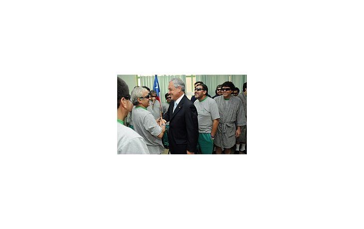 El presidente Sebastián Piñera visitó a los trabajadores que se encuentran en proceso de recuperación en el hospital de Copiapó