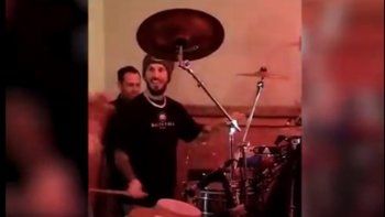 el video de la polemica: benedetto tocando con una banda antes de faltar en boca