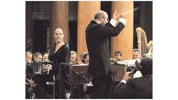 ámbito.com | El piazzolleano Marcelo Nisinman como solista de su propia obra “Dark Blue Tango” fue lo más interesante del concierto que ofreció la Orquesta Sinfónica Nacional bajo la batuta de otro argentino residente en Europa: Facundo Agudín.