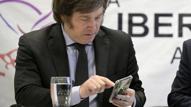 Milei se hizo conocido como “el león” en programas televisivos de entretenimiento, pero su consolidación política se produjo en redes sociales, donde supo traducir complejas consignas económicas en memes, frases cortas y gestos performativos.