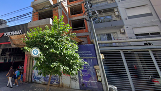 El edificio de Avenida San Juan 141, que Induplack nunca terminó. 