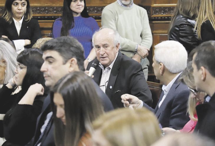 exprés. Oscar Parrilli contento por cambios en consultas populares. Martín Lousteau se quejó por Bienes Personales. Hoy habrá sesión por Corte.