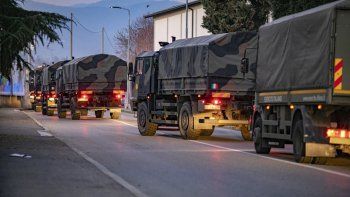 Un convoy de camiones transportando ataudes por las calles de Bergamo.