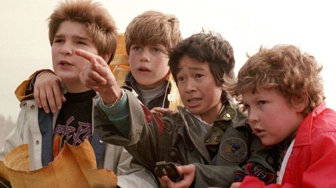 Los Goonies, decididos a encontrar el tesoro que salvará sus hogares.