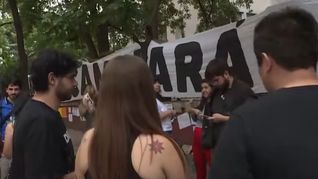 La expresidenta fue operada por un cuadro de apendicitis. “Nunca caminarás sola” es una de las consignas de la concentración. La expresidenta fue operada por un cuadro de apendicitis. “Nunca caminarás sola” es una de las consignas de la concentración.