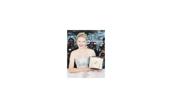 Kirsten Dunst, mejor actriz en Cannes por «Melancholia» de Lars Von Trier. El director tenía prohibido acercarse a menos de 100 metros del Palacio Lumière, donde se entregaron las Palmas.