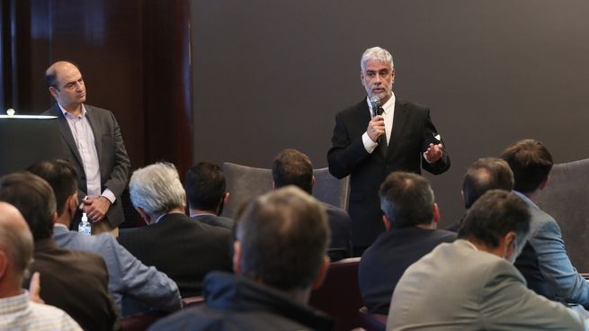 El secretario de Comercio Interior, Roberto Feletti, y los directivos de las principales empresas productoras de bienes de consumo masivo, de cadenas de supermercados y de la Coordinadora de las Industrias de Productos Alimenticios (Copal), acordaron este lunes el efectivo retrotraimiento de precios al 10 de marzo y garantizar el correcto abastecimiento en góndola.