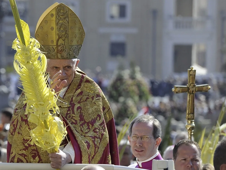 Benedicto XVI el “Gloria Olivae” con una rama de olivo. Joseph Ratzinger escogió su nombre Papal en honor a San Benedicto, cuya orden se fundó en 1313 en el Monte Oliveto, Italia. Benedicto XVI el “Gloria Olivae” con una rama de olivo. Joseph Ratzinger escogió su nombre Papal en honor a San Benedicto, cuya orden se fundó en 1313 en el Monte Oliveto, Italia.