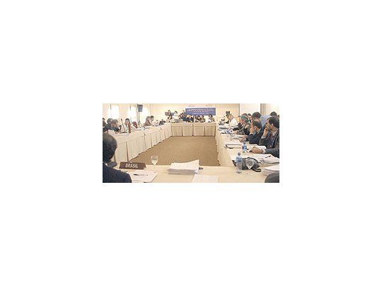 Comenzó ayer el tramo formal de la Cumbre del Mercosur con la deliberación del GrupoMercado Común. Comisión de embajadores ya delineó la agenda oficial y la paralela, incluyendoel acto con Hugo Chávez, Evo Morales y Fidel Castro.