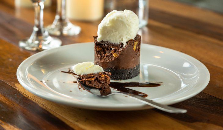 Hay tentaciones como el postre Capricho de chocolate, una mousse de chocolate semiamargo sobre una base de galletitas Oreo. Hay tentaciones como el postre Capricho de chocolate, una mousse de chocolate semiamargo sobre una base de galletitas Oreo.