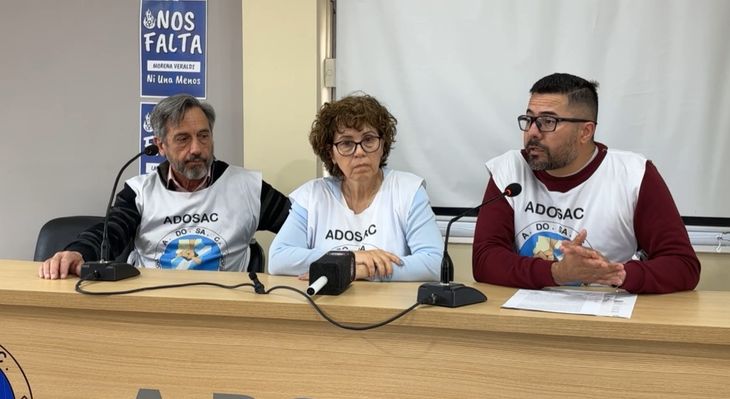 La conducción del gremio docente ADOSAC, de Santa Cruz, en la conferencia de prensa en la que anunció el inicio de la paritaria. La conducción del gremio docente ADOSAC, de Santa Cruz, en la conferencia de prensa en la que anunció el inicio de la paritaria.