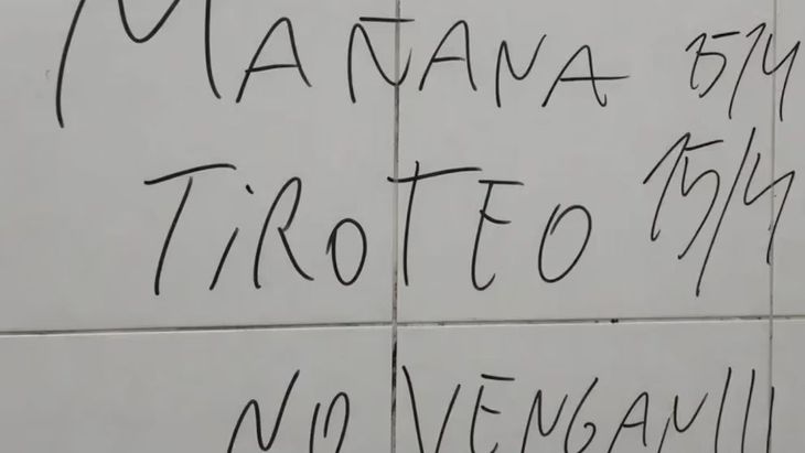 “Mañana tiroteo”, las paredes de los baños de instituciones educativas en al menos cuatro provincias aparecieron con pintadas.
