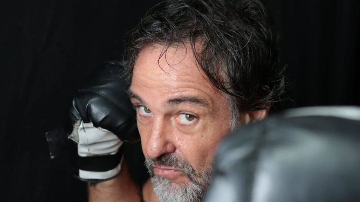 Tango and boxing in a one-man show with echoes of exile