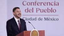 Martí Batres, titular del ISSSTE, en la Mañanera del Pueblo.