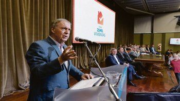 Beneficiarios. Un amplio espectro de familias podrá acceder a la casa propia, destacó ayer Schiaretti en el lanzamiento del plan.