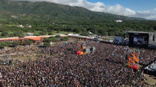 Una multitud vivió la segunda fecha del Cosquín Rock. 