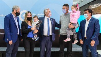 Vivienda. Alberto Fernández encabezó un acto de entrega de viviendas para trabajadores gremiales junto a Jorge Ferraresi y Fernando Espinoza, intendente de La Matanza.&nbsp;