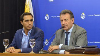 El Ministro de Salud Pública de Uruguay, Daniel Salinas, y el subsecretario, José Luis Satdjian, confirmaron cuatro casos positivos de coronavirus COVID-19. Son personas que llegaron de Milán, Italia, los primeros días de marzo.