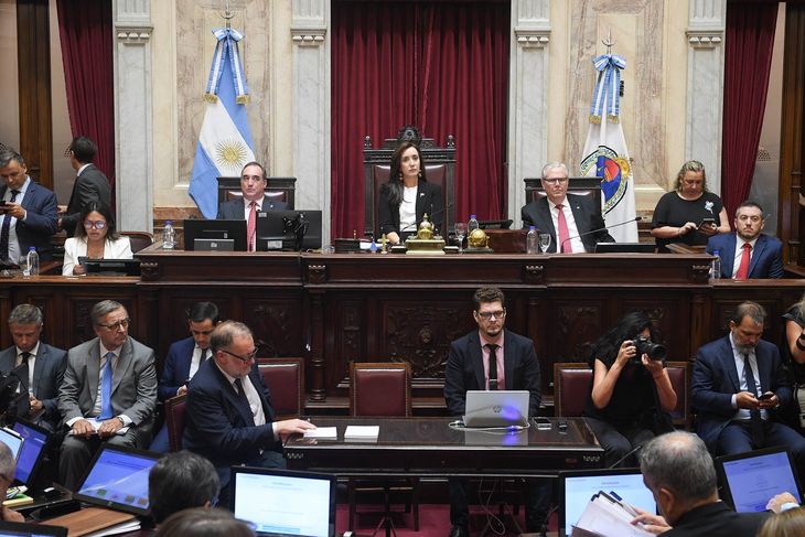 Villarruel preside la última sesión del período de sesiones extraordinarias. Villarruel preside la última sesión del período de sesiones extraordinarias.