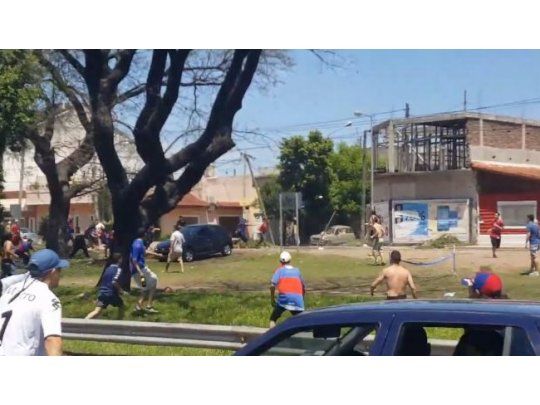 Hinchas de Tigre bajaron de los micros y protagonizaron una batalla campal en General Paz.