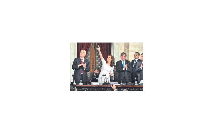 Cristina de Kirchner saluda a los militantes en los palcos altos del recinto de Diputados el sábado pasado cuando se despidió de la Asamblea Legislativa.  Hubo festejos pero esta vez se autolimitaron los cantitos.