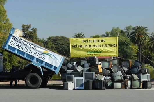 Los desechos electrónicos terminan en basurales a cielo abierto.