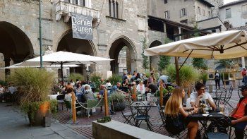 REALIDAD. La ciudad vive en gran parte del turismo. Hay poco. Ayer, la cola para acceder al funicular que lleva al Citta Alta era menor a lo habitual. La gente, en su mayoría jóvenes, concurre a los bares y a disfrutar el final del verano.
