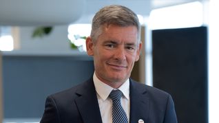 Licenciado en Comercio Internacional con orientación en Economía por la Universidad Argentina de la Empresa (UADE) y con posgrado en Economía del Petróleo y Gas del Instituto Tecnológico de Buenos Aires (ITBA), Rojas combina formación académica sólida en negocios energéticos con experiencia práctica acumulada durante más de dos décadas en una de las mayores compañías energéticas del mundo.